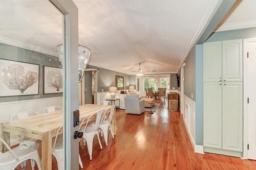 Screen porch, Ping-Pong, 2 Living areas with TVs, Coastal Chic - 29 Twin Oaks