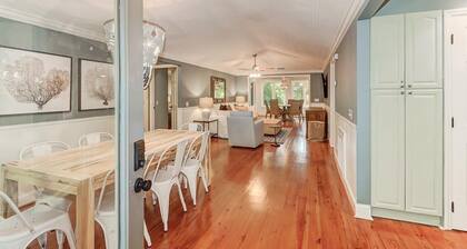 Screen porch, Ping-Pong, 2 Living areas with TVs, Coastal Chic - 29 Twin Oaks