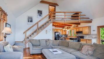 Smart TV, fireplace, DVD player, stereo