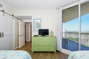 3 bedrooms, iron/ironing board, free WiFi, bed sheets - Spacious 3-bedroom w/tile flooring & private balcony! 🌴 (Destin)