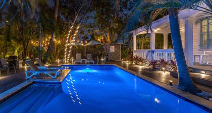 Monen kodin omaisuus uima-altaalla, aurinkoterassi ja kalustettu patio