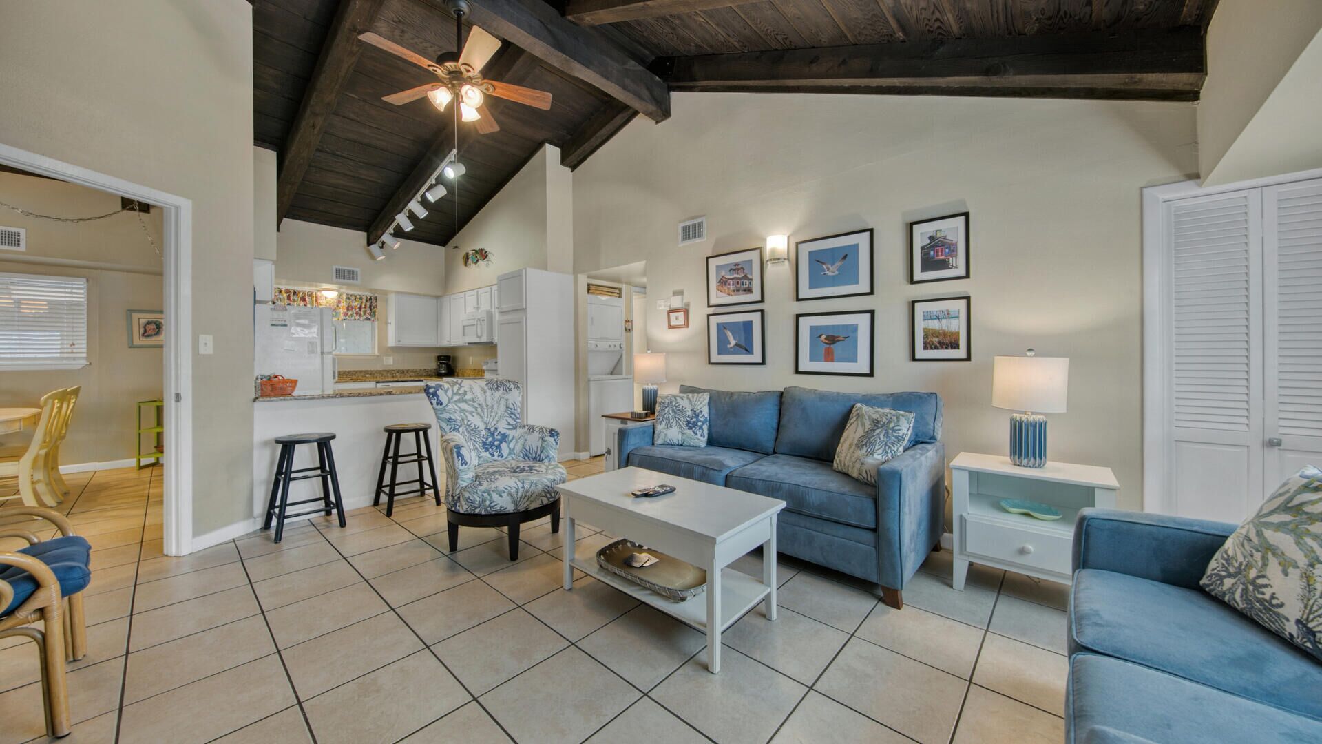 Flatskjerm-TV og DVD-spiller