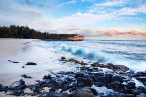 Sun-loungers, beach towels - Nihi Kai Villas 303 Ocean Views By Suite Paradise (Koloa)