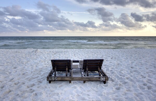 On the beach - Lovely Condo for Six on Beach with Community Pool - Snowbirds Welcome (Panama City Beach)