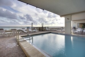 Pool - Lovely Condo for Six on Beach with Community Pool - Snowbirds Welcome (Panama City Beach)