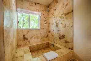 Ensemble douche/baignoire, serviettes fournies