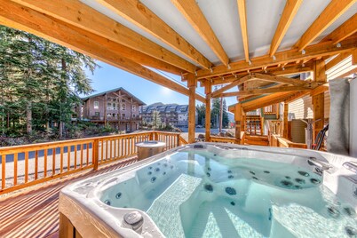 Spacious and bright Mt. Hood lodge home with private hot tub - near skibowl