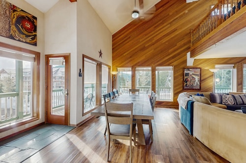 Spacious and bright Mt. Hood lodge home with private hot tub - near skibowl