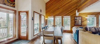 Tilava ja valoisa Mt. Hood Lodge puiden lähellä Skibowl