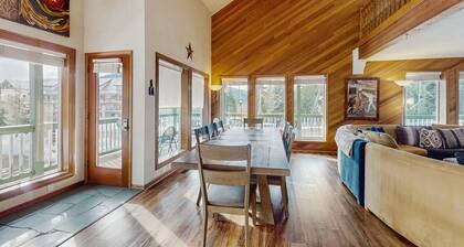 Spacious and bright Mt. Hood lodge home with private hot tub - near skibowl