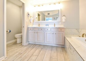 Douche, baignoire à jets, sèche-cheveux, serviettes fournies