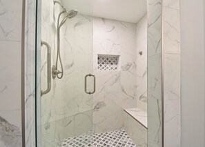 Dusche, Whirlpool, Haartrockner, Handtücher