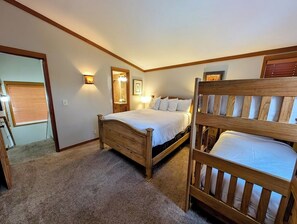 2 bedrooms, iron/ironing board, WiFi, bed sheets - Book for Ski Trip w/Pool & Hot Tub, Shuttle (Keystone)