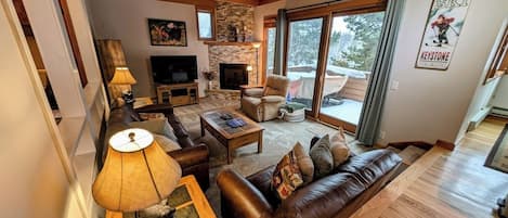 TV, fireplace