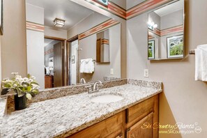 Combined shower/tub, hair dryer, towels