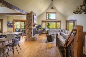 TV connectée, cheminée, lecteur de DVD, table de tennis de table