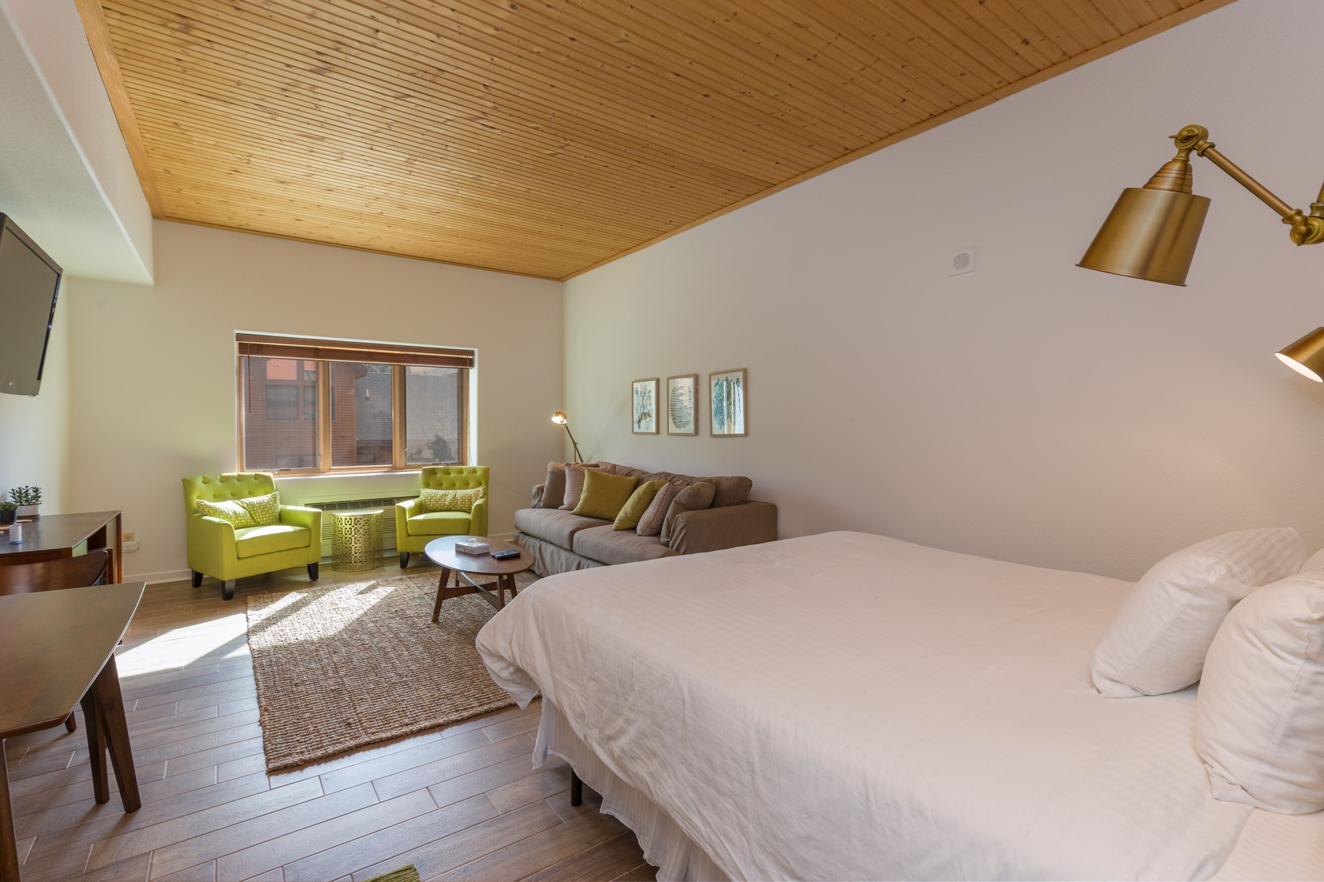 Luxe beddengoed, een strijkplank/strijkijzer, internet, beddengoed