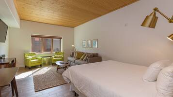 Luxe beddengoed, een strijkplank/strijkijzer, internet, beddengoed