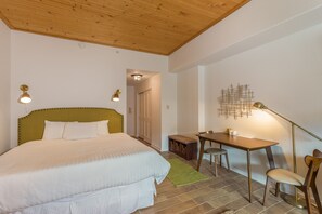 Luxe beddengoed, een strijkplank/strijkijzer, internet, beddengoed