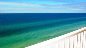 Une vue sur l’océan depuis un balcon doté d’une balustrade.