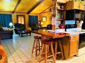 Een koelkast, een microgolfoven, een kookplaat, een vaatwasser