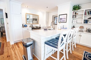 Kylskåp, mikrovågsugn, ugn och spishäll