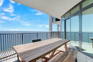 屋外ダイニングエリア