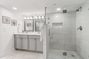 Ensemble douche/baignoire, sèche-cheveux, serviettes fournies