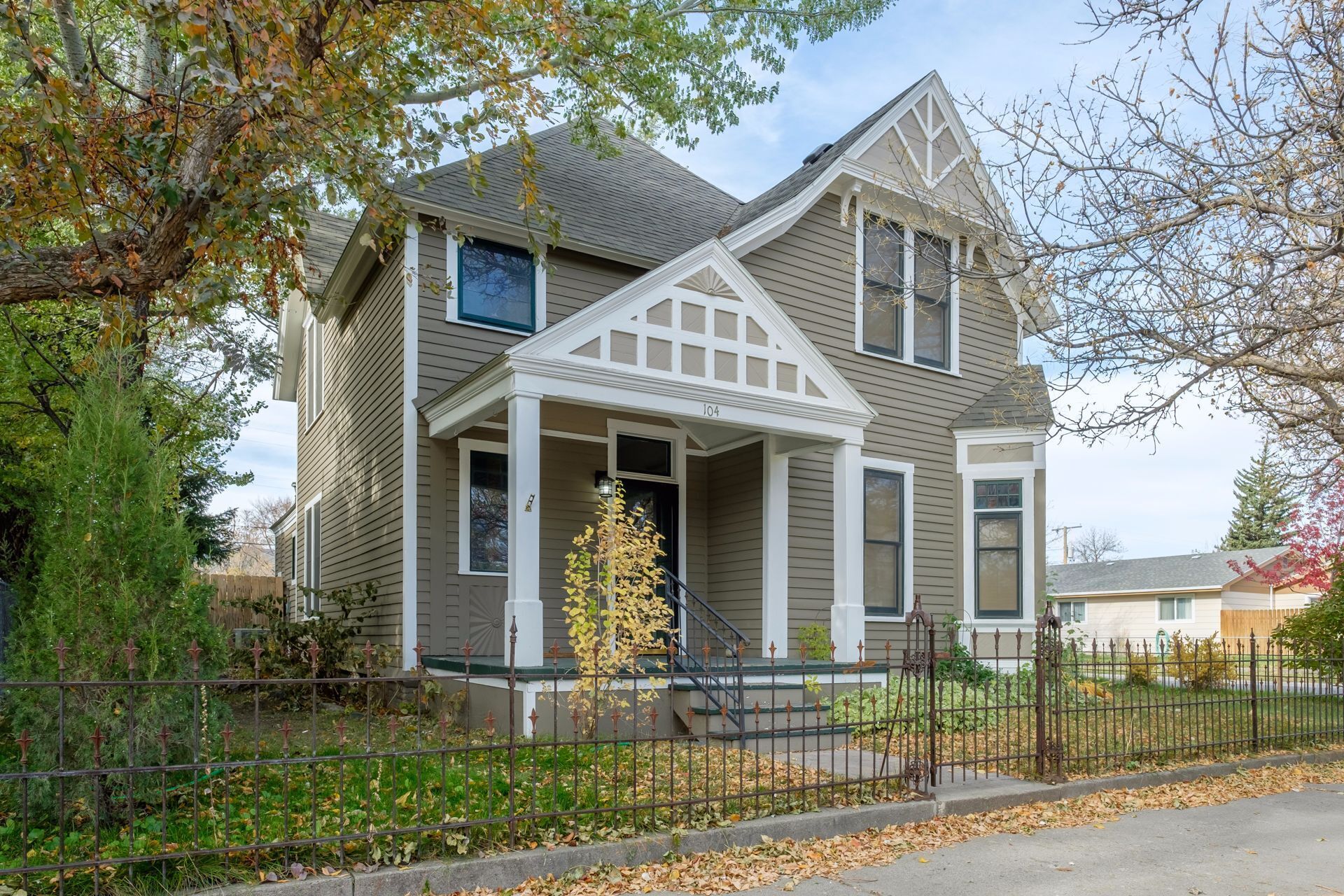 Warren's House - Historic Victorian Style Home in Downtown Livingston!