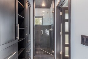 Combined shower/bathtub, hair dryer, towels - 4-Bedroom Retreat Steps from Park City Resort & Main Street! (Park City)