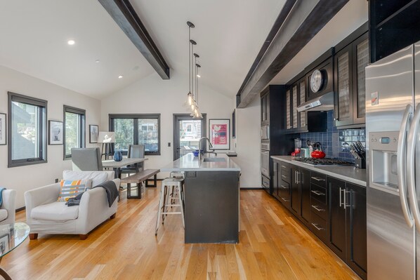 Fridge, microwave, stovetop, dishwasher