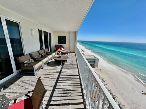 Breathtaking New 2/2 Ocean Reef Beach-Front Condo - Book NOW for Best Dates!