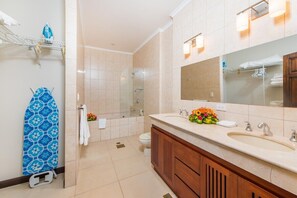 Dusch, hårtork och handdukar