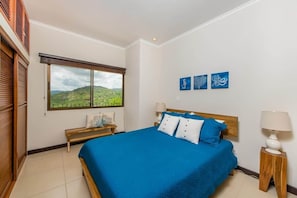 2 間睡房、房內夾萬、書桌、熨斗/熨衫板