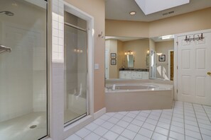 Badewanne, Haartrockner, Handtücher