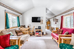 Televisión, videojuegos, reproductor de DVD y libros