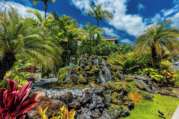 Property grounds - Top-floor Maui Condo with Mountain Ocean and Golf Course Views Sleeps six! (Kihei)
