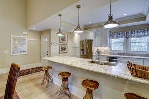 Fridge, microwave, oven, stovetop - 231 Beachside Homes-3 min walk to the beach (352 yards) or South Beach Marina (Hilton Head Island)