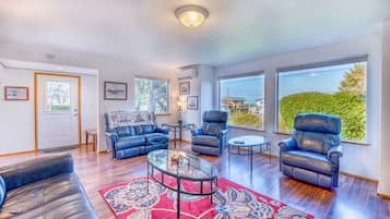 Téléviseur, foyer, lecteur de DVD, livres