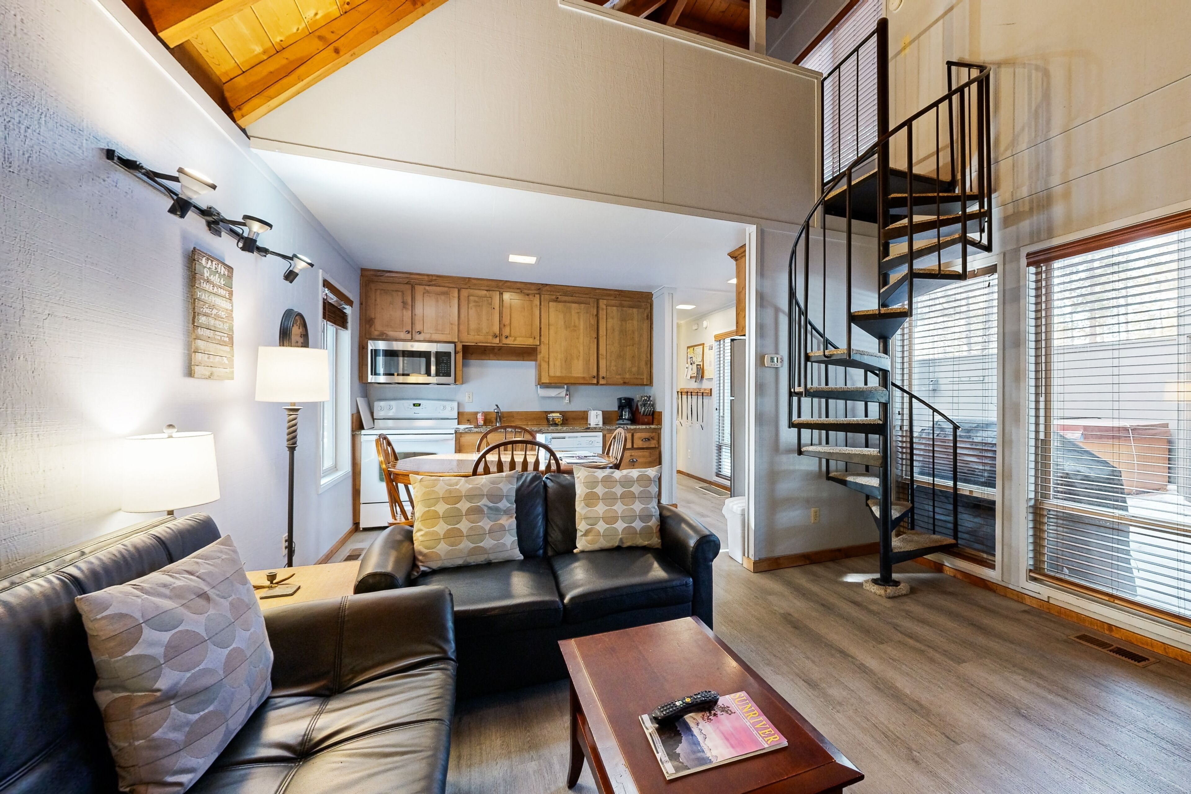 Televisie, een open haard, een dvd-speler en boeken