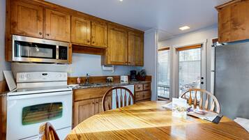 冰箱、微波炉、烤箱、炉灶