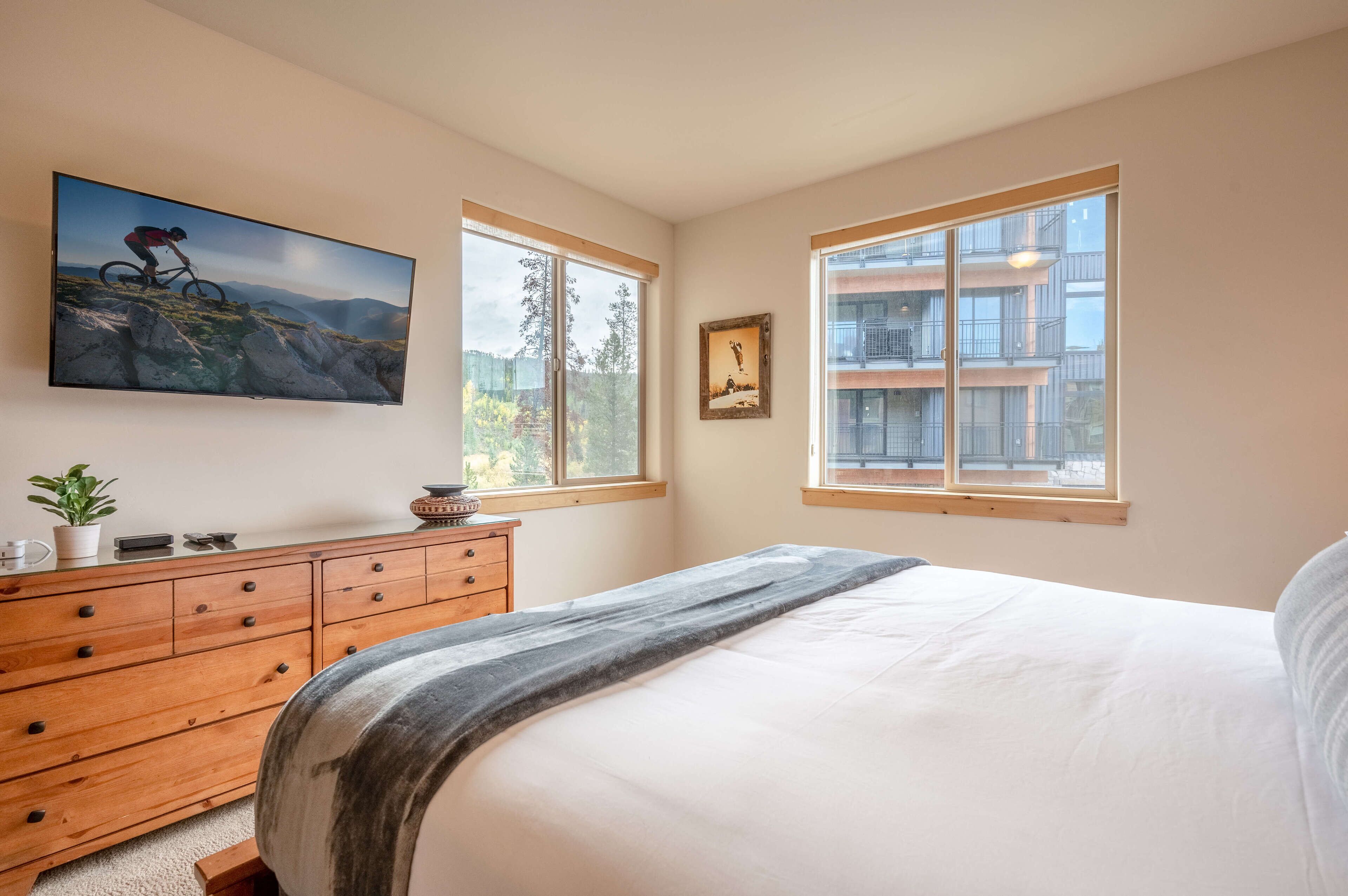 Flat screen TV in third King bedroom