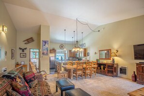 Smart TV, fireplace, DVD player, ping pong - Walk to Ski, Gondola View Condo & Shops 260 (Mammoth Lakes)