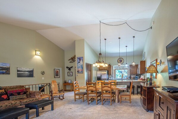 Televisor intel·ligent, llar de foc i reproductor de DVD 