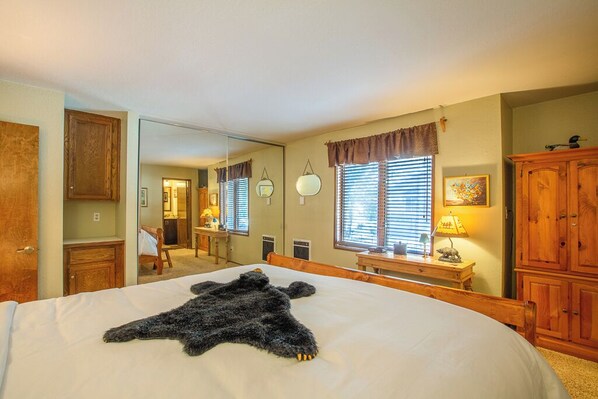 2 bedrooms, desk, iron/ironing board, travel crib