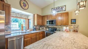 Frigorífic, microones, forn i placa de cuina