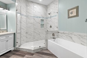 Combined shower/bathtub, hair dryer, towels - Pet Friendly ~ Steps to the Pool (Miramar Beach)
