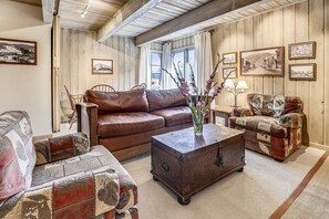 Tv, eldstad och en stereo