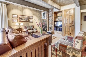 TV, fireplace, stereo - Top Floor Condo w/ Mountain Views & Charm (Aspen)