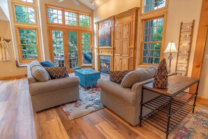 Tv, eldstad, dvd-spelare och böcker